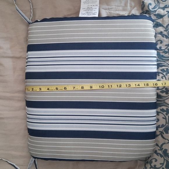 4 chair cushions - Picture 3 of 4